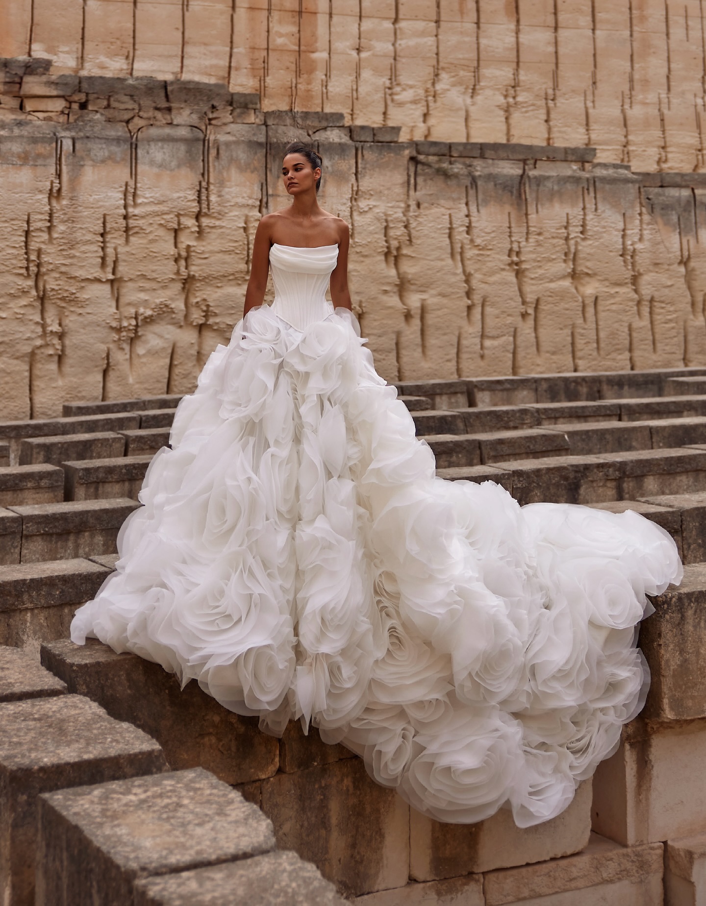 Gorgeous Strapless Wedding Dresses 3D Flowers Bridal Gowns A Line Plain Princess Sleeveless Sweep Train Customized Vestidos De Novia Plus Size