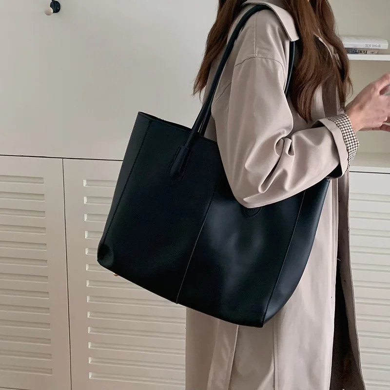 Vintage womens tote bag Korean version large capacity simple commuting bagfashionable and versatilesingle shoulder bag 260205