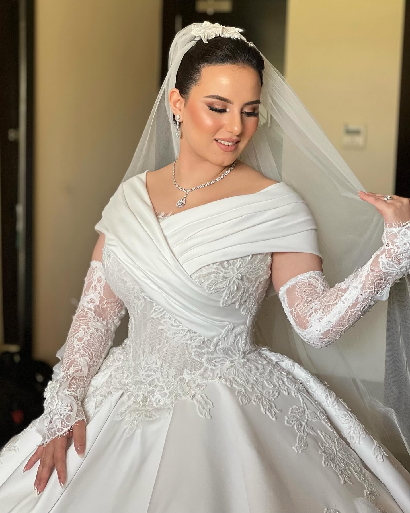 Graceful Boat Neck Wedding Dresses Appliques Pearls Bridal Gowns A Line Princess Sleeveless Customized Vestidos De Novia Plus Size