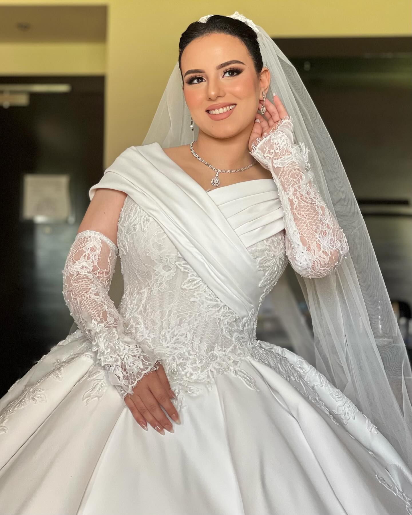 Graceful Boat Neck Wedding Dresses Appliques Pearls Bridal Gowns A Line Princess Sleeveless Customized Vestidos De Novia Plus Size