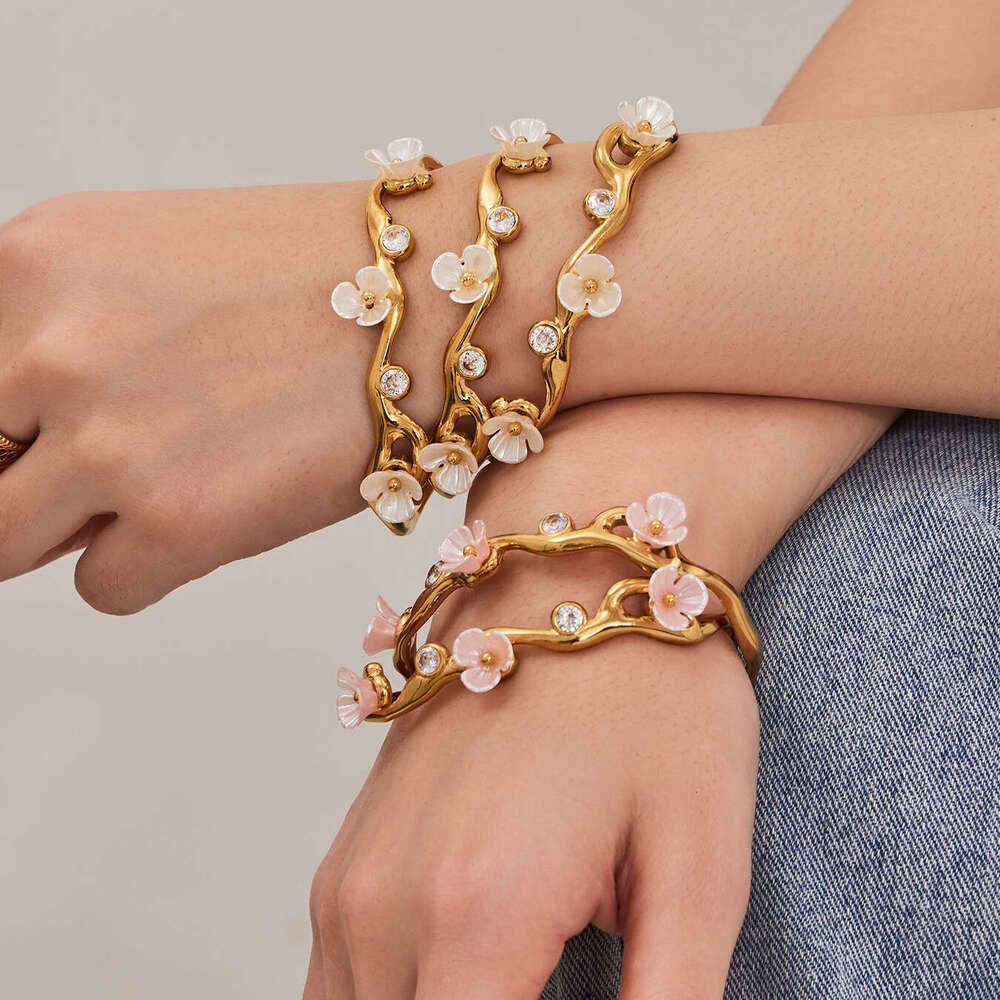 French Vintage Style Light Luxury Resin Flower C-shaped Opening, Stainless Steel Plated With Real Gold, Elegant Bracelet For Women