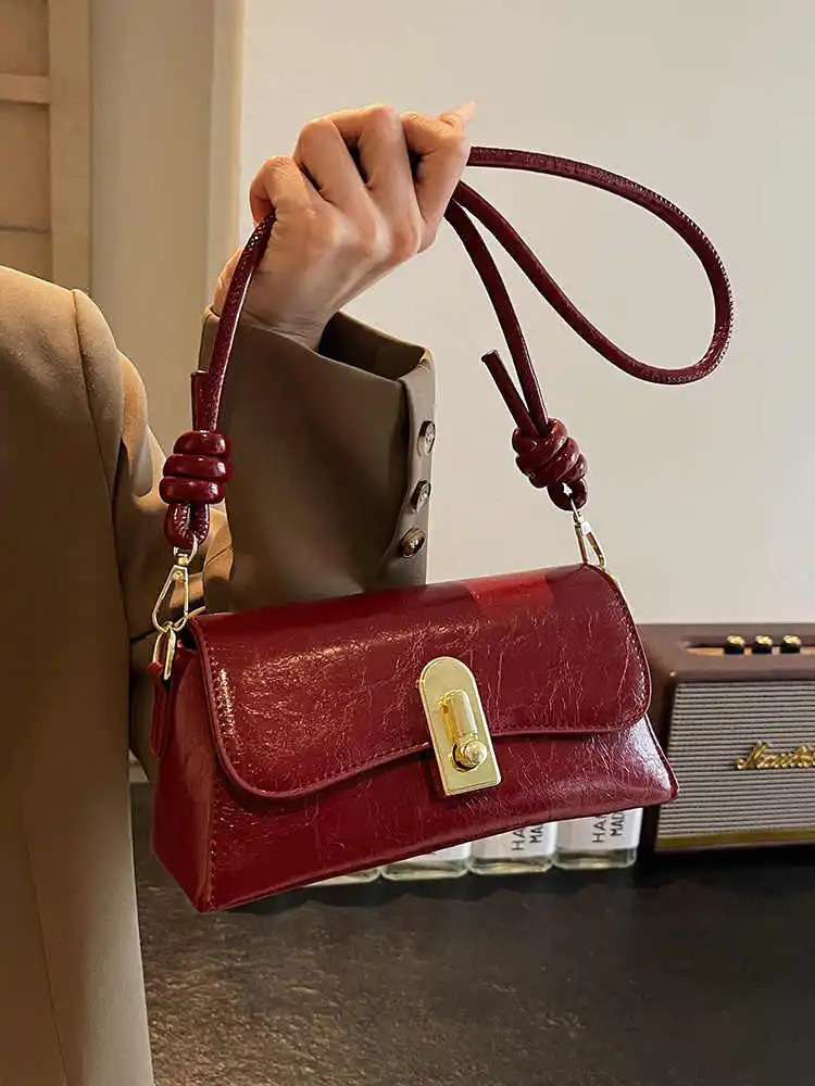 Retro Wine Red Small Square Bag Womens Autumn Winter Versatile 2026 Single Shoulder Bags Fashion Solid Color Crossbody Pack 260205