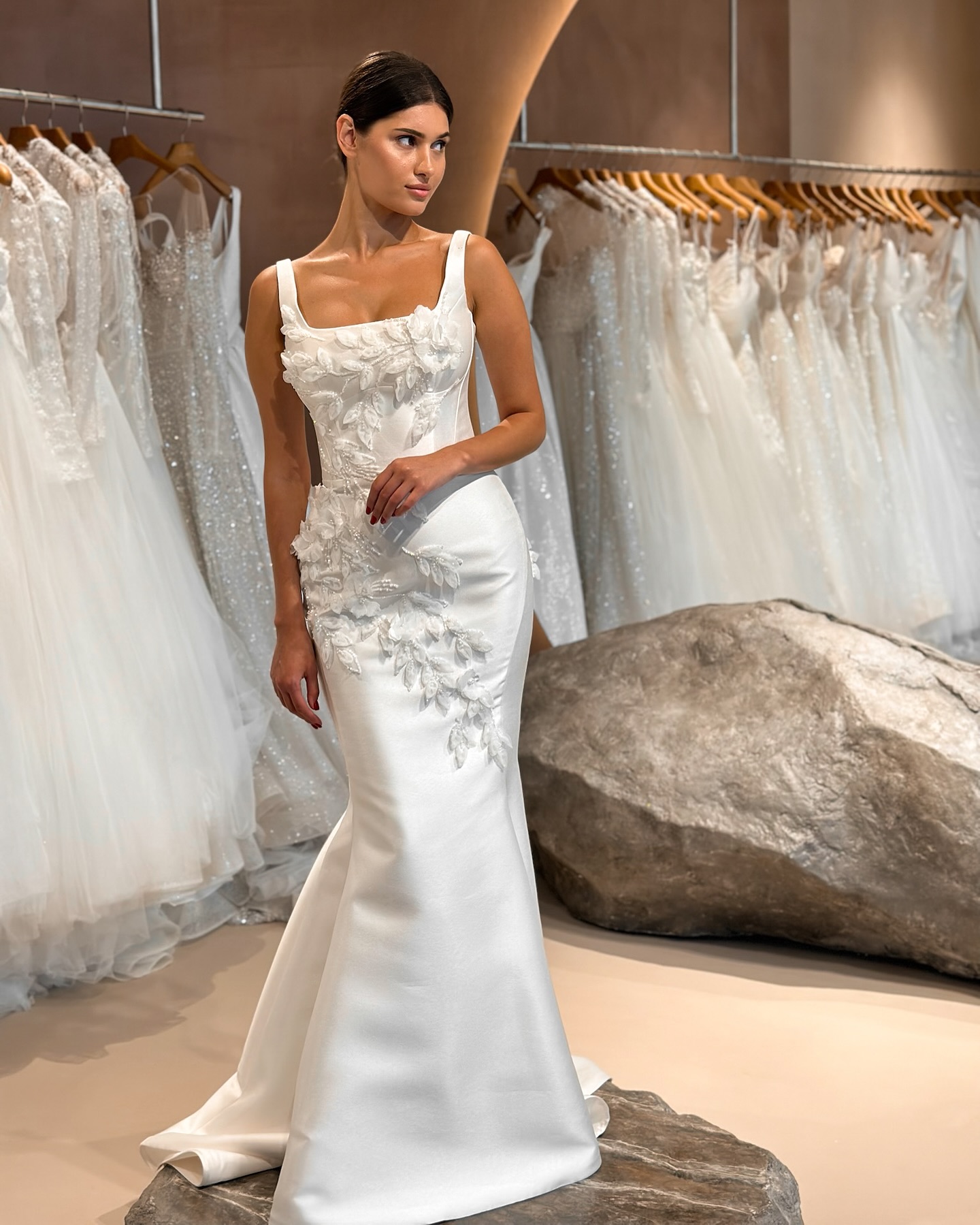 Elegant Mermaid Wedding Dresses For Women Square Neck Long Sleeveless Gown Appliques Pearls Detachable Train Customized Dress