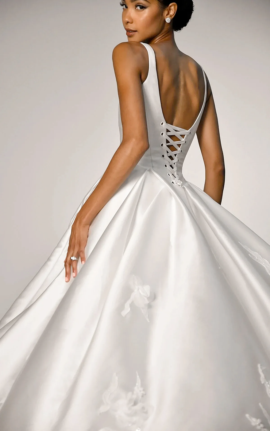 2026 Charming 3D Hand Flowers Elegant Ivory Satin A Line Wedding Dresses U Shape Neckline Spaghetti Straps Robe De Mariee Backless Simple Modern Brida