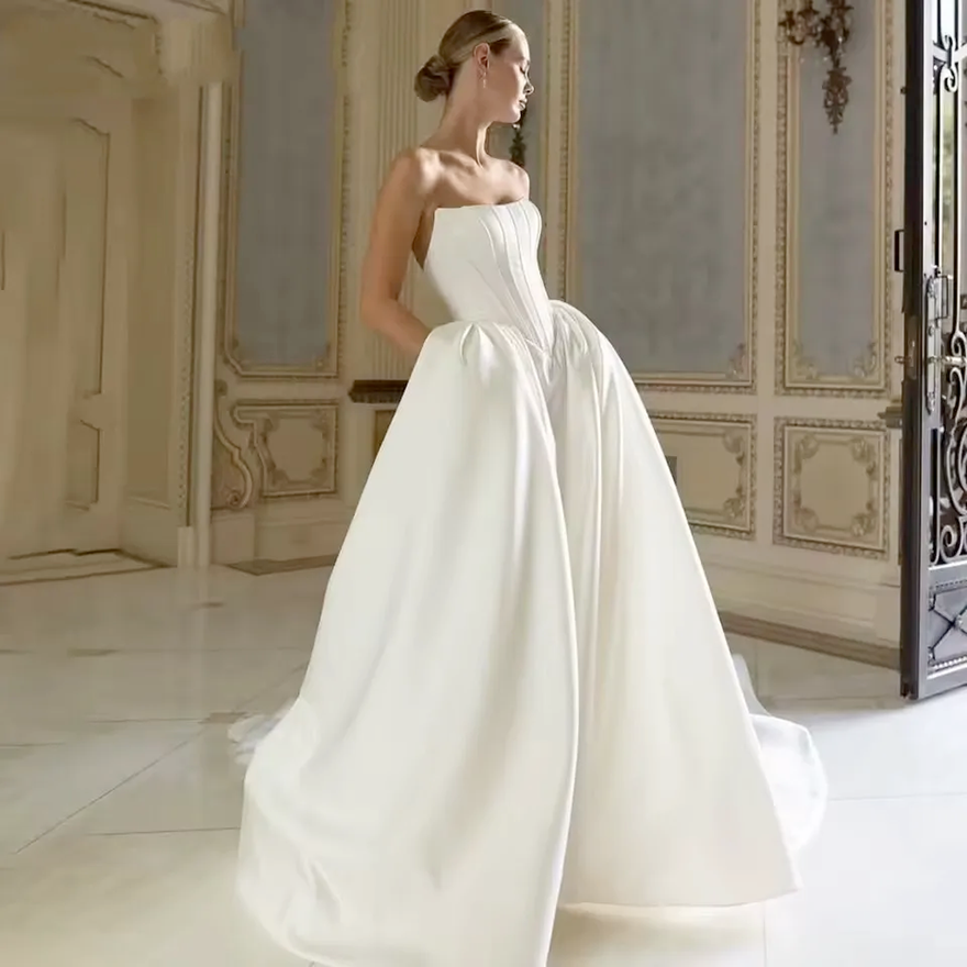 2026 Designer Minimalist Ivory Satin Wedding Dress Drop Basque Waist Puffy Skirt Boho Bridal Gowns Sexy Strapless Sweep Train Bride Ceremony Robe De M