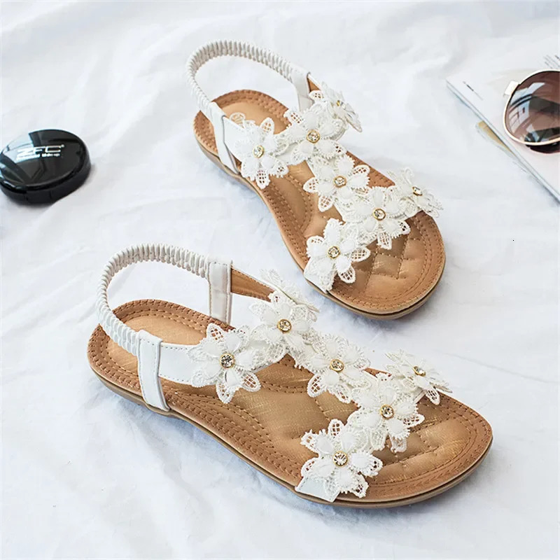 BEYARNEComfortable flat sandals women big size summer shoes woman bohemia flowers rhinestone beach ladies shoes thongs 260204