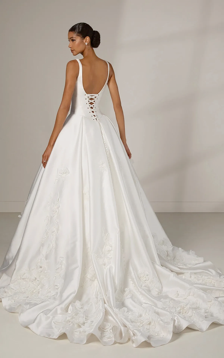 2026 Charming 3D Hand Flowers Elegant Ivory Satin A Line Wedding Dresses U Shape Neckline Spaghetti Straps Robe De Mariee Backless Simple Modern Brida