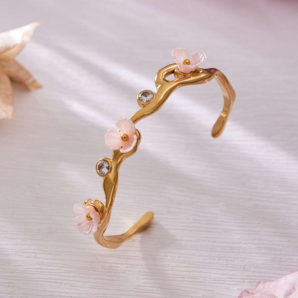 French Vintage Style Light Luxury Resin Flower C-shaped Opening, Stainless Steel Plated With Real Gold, Elegant Bracelet For Women