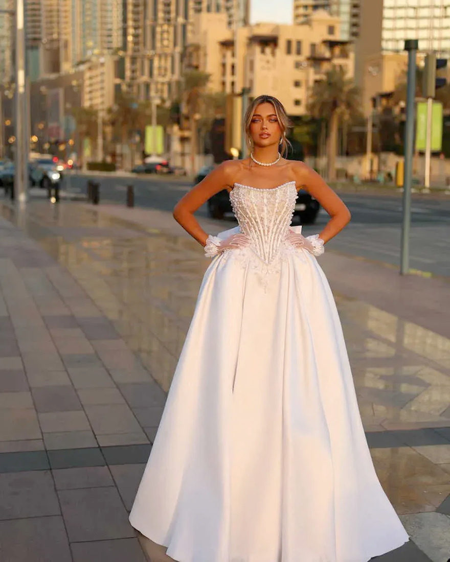 2026 Chic Pearls Lace Dubai Araic A Line Wedding Dresses Modern White Satin Ruched Strapless Basque Waist Vintage Bridal Gowns Bowknot Bride Robes de 