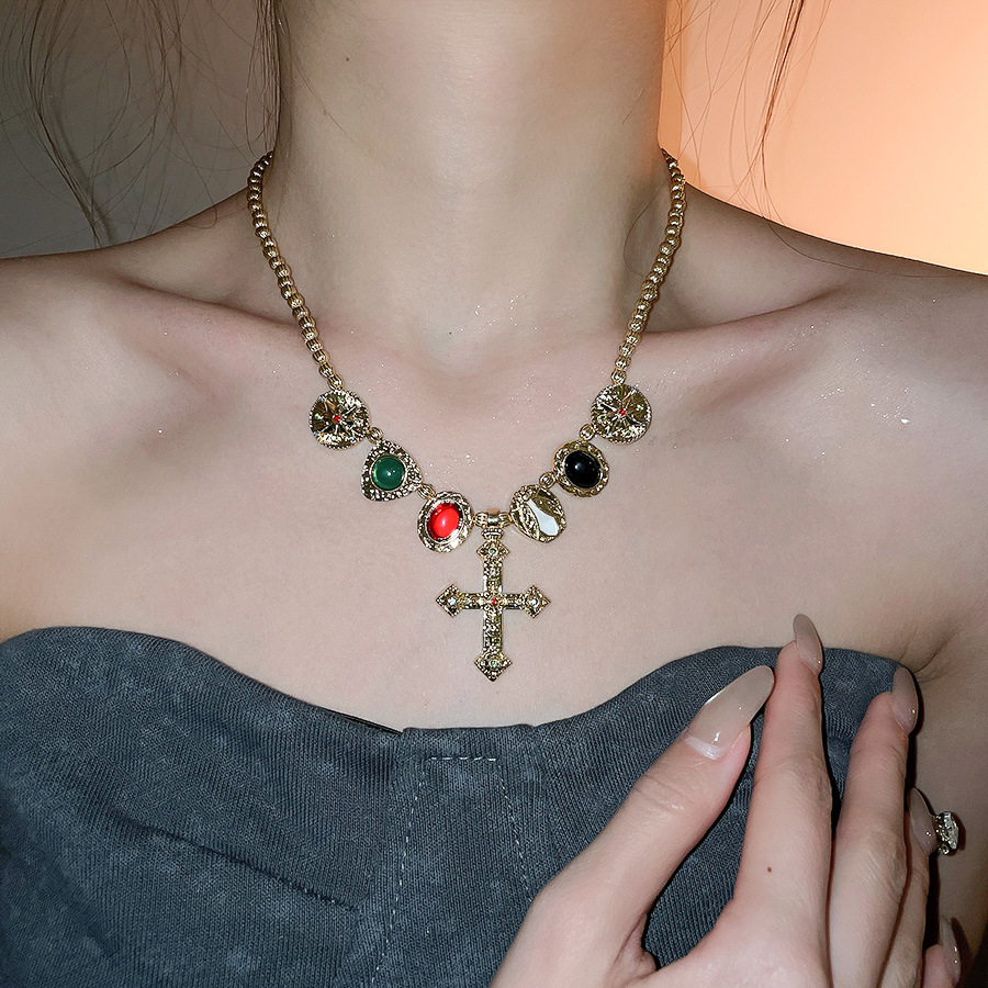 Vintage diamond-encrusted cross necklace, unique fashionable, versatile collarbone chain, light luxury and high-end feel, women's accessory - view 3