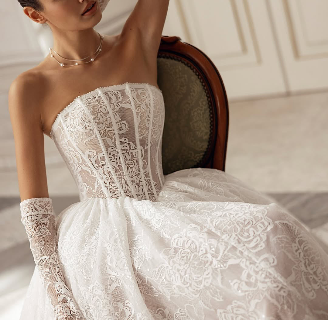 Classic Wedding Dresses Strapless Lace Bridal Gowns A Line Appliques Sleeveless Princess Backless Customized Vestidos De Novia Plus Size