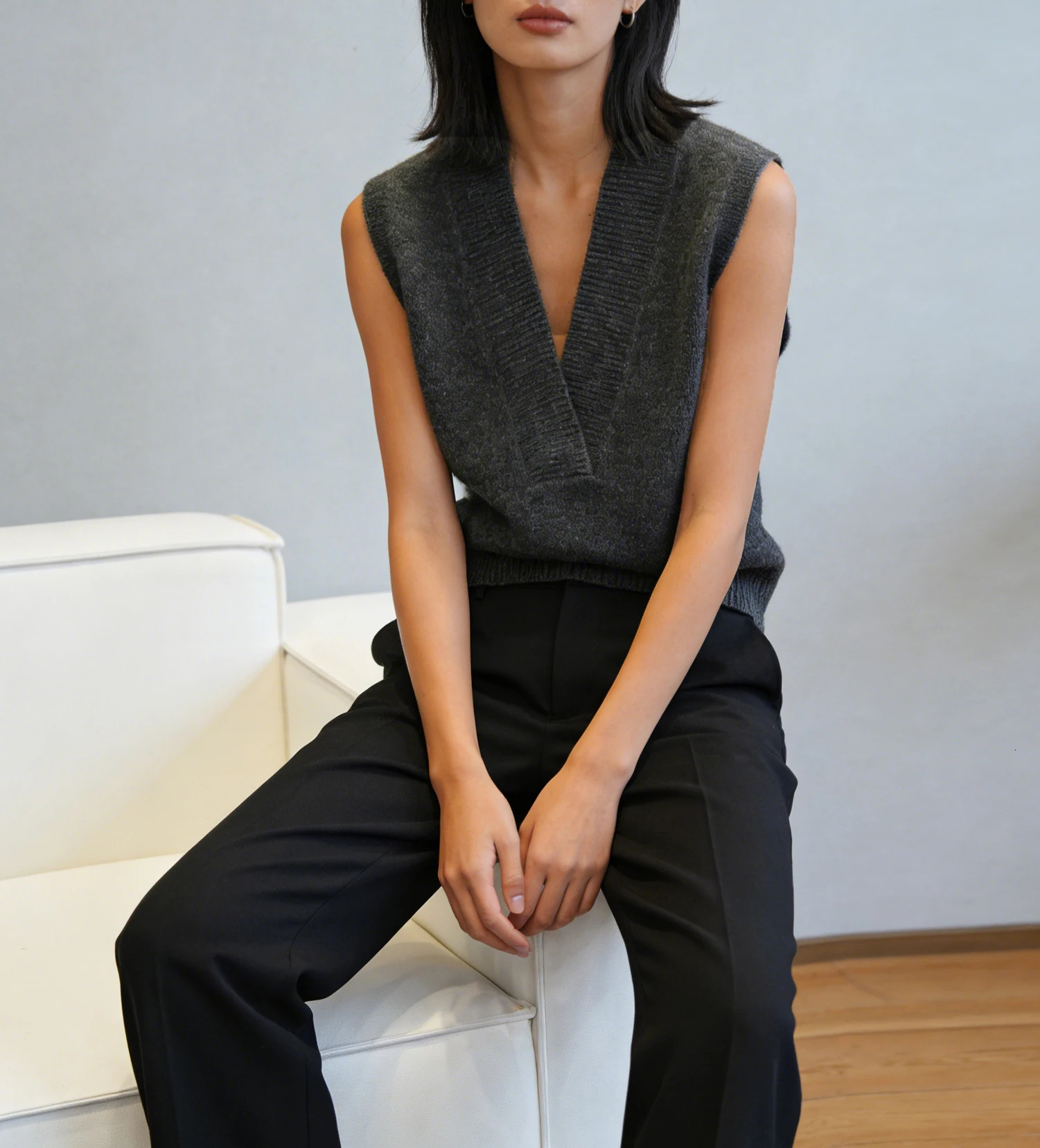 Womens Vneck premium gray knit vest loose and slimming elegant fashionable suitable for commuting 260130