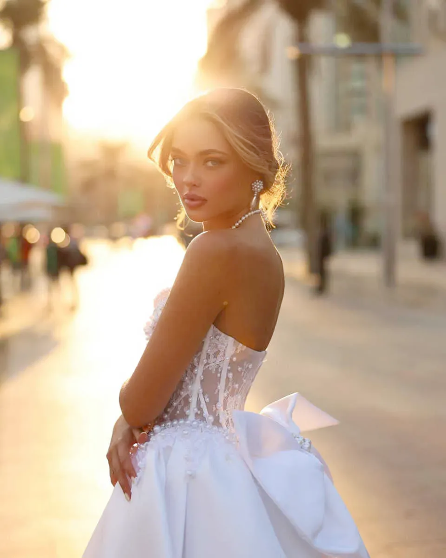 2026 Chic Pearls Lace Dubai Araic A Line Wedding Dresses Modern White Satin Ruched Strapless Basque Waist Vintage Bridal Gowns Bowknot Bride Robes de 
