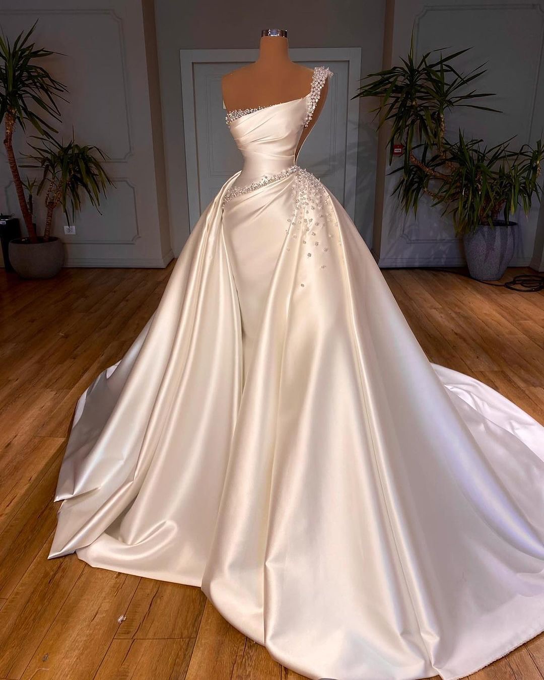 Modern Pearls Wedding Dresses One Shoulder Mermaid Bridal Gowns with Detachable Train Sleeveless Customized Vestidos De Novia Plus Size