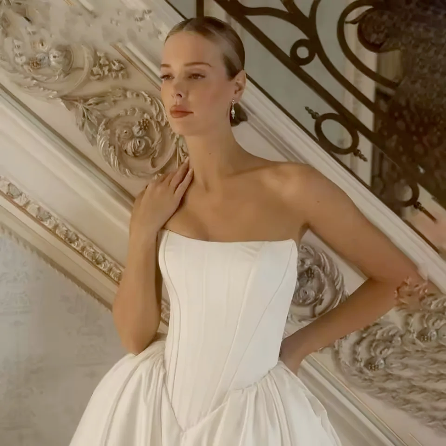 2026 Designer Minimalist Ivory Satin Wedding Dress Drop Basque Waist Puffy Skirt Boho Bridal Gowns Sexy Strapless Sweep Train Bride Ceremony Robe De M