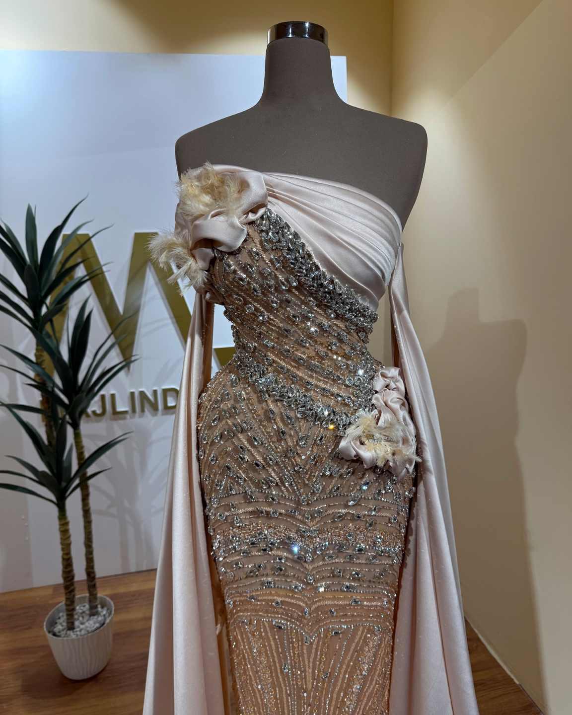 Gorgeous Strapless Crystal Prom Dresses Elegant Sleeveless Beaded Feathers Evening Dress Floor Length Party Gown Customized
