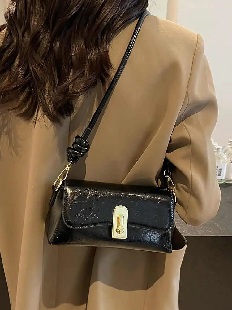 Retro Wine Red Small Square Bag Womens Autumn Winter Versatile 2026 Single Shoulder Bags Fashion Solid Color Crossbody Pack 260205