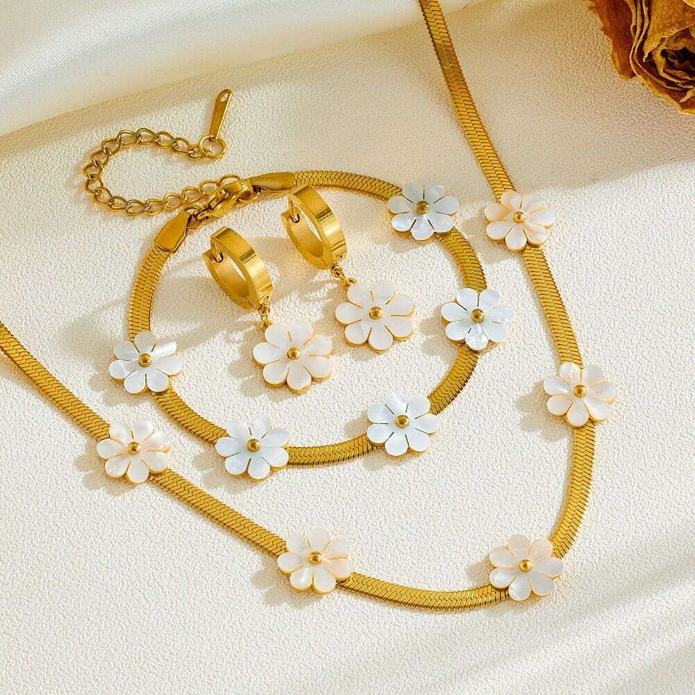 New Fashion Titanium Steel Color-Retaining Set Niche Light Luxury Simple Chrysanthemum Earrings Bracelet Necklace