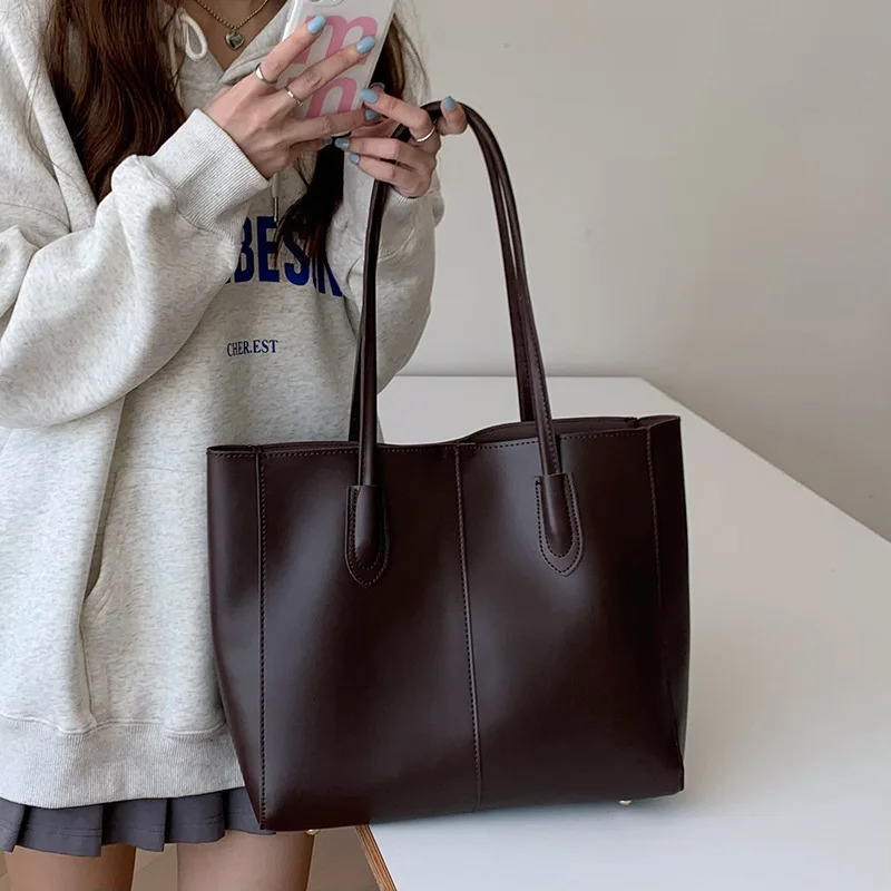Vintage womens tote bag Korean version large capacity simple commuting bagfashionable and versatilesingle shoulder bag 260205