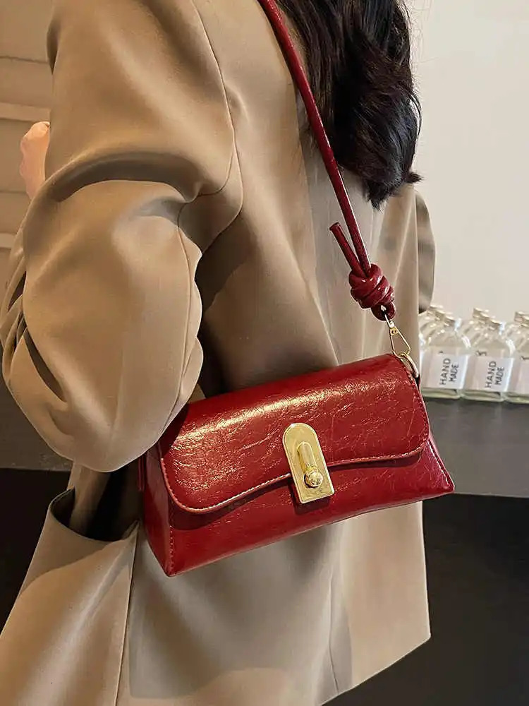 Retro Wine Red Small Square Bag Womens Autumn Winter Versatile 2026 Single Shoulder Bags Fashion Solid Color Crossbody Pack 260205