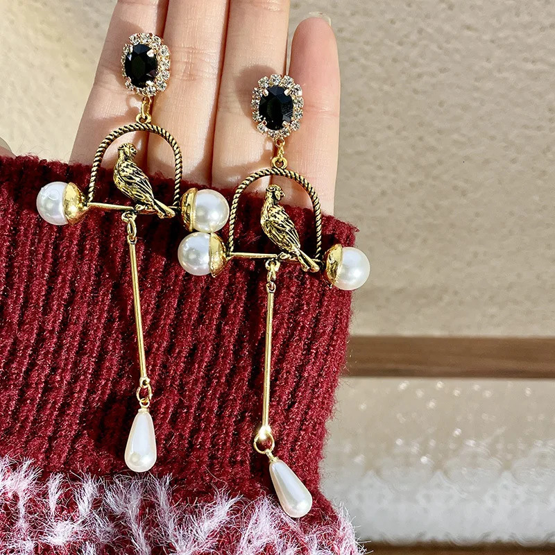 middle ear ancient do old retro style long pearl earrings European and American earrings personality exaggerated high 260120