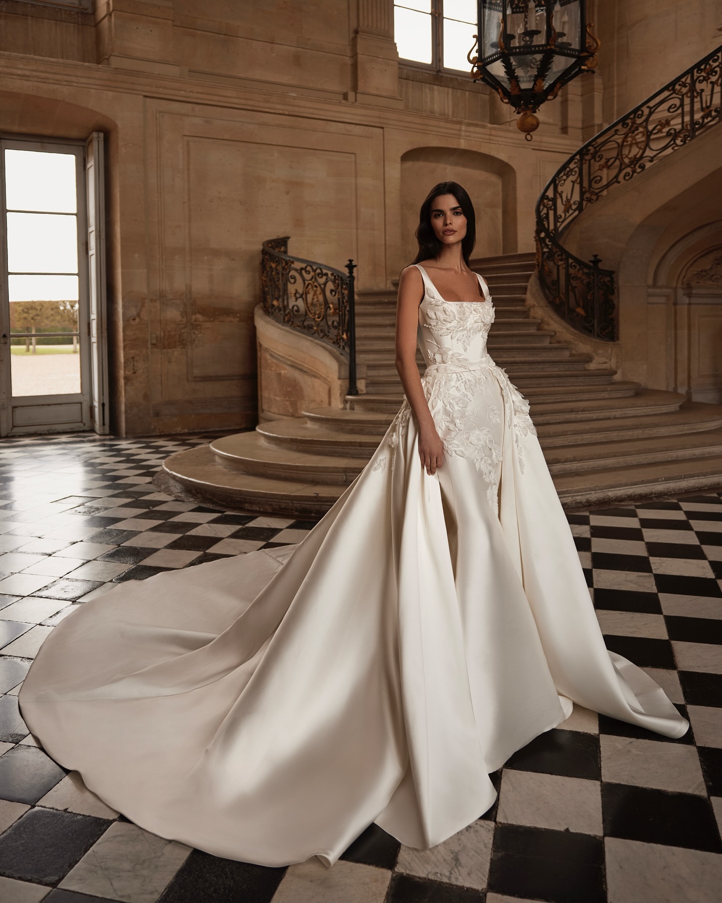Elegant Mermaid Wedding Dresses For Women Square Neck Long Sleeveless Gown Appliques Pearls Detachable Train Customized Dress