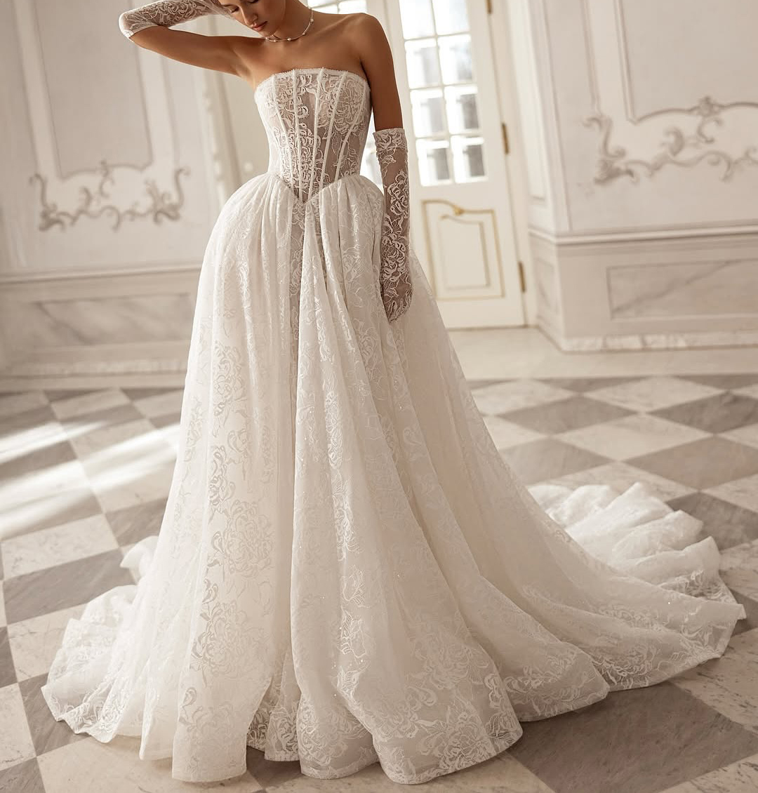 Classic Wedding Dresses Strapless Lace Bridal Gowns A Line Appliques Sleeveless Princess Backless Customized Vestidos De Novia Plus Size