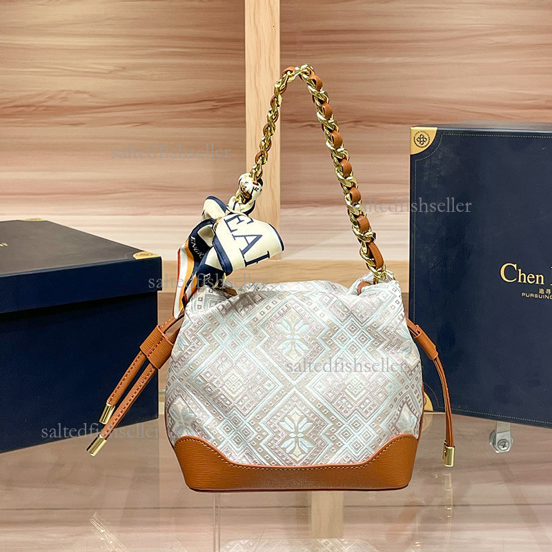 2026 New Luxury Ethnic Style Women's Zhuang Brocade Handbag Fashion Butterfly Texture Shoulder Crossbody Bag Versatile Premium Commuter Bucket Ba