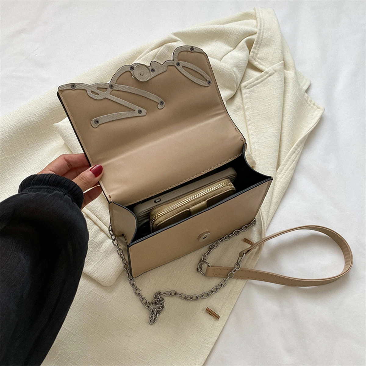 Fashionable Crossbody Bag Solid Color Shoulder Metal Letter ChainLink Strap Featuring Magnetic Button for Daily Use 260208