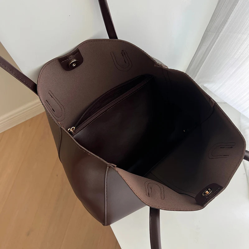 Vintage womens tote bag Korean version large capacity simple commuting bagfashionable and versatilesingle shoulder bag 260205