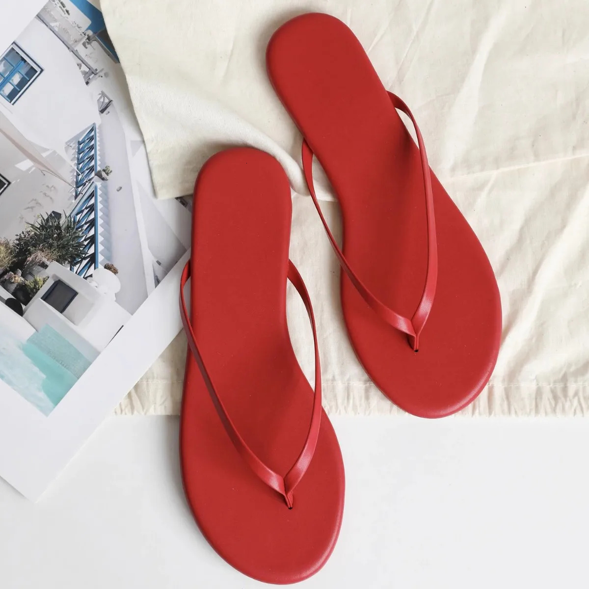 2025 Springsummerwomen slippers candycolored beach sandals outdoor wild fashion ladies flip flops 260208