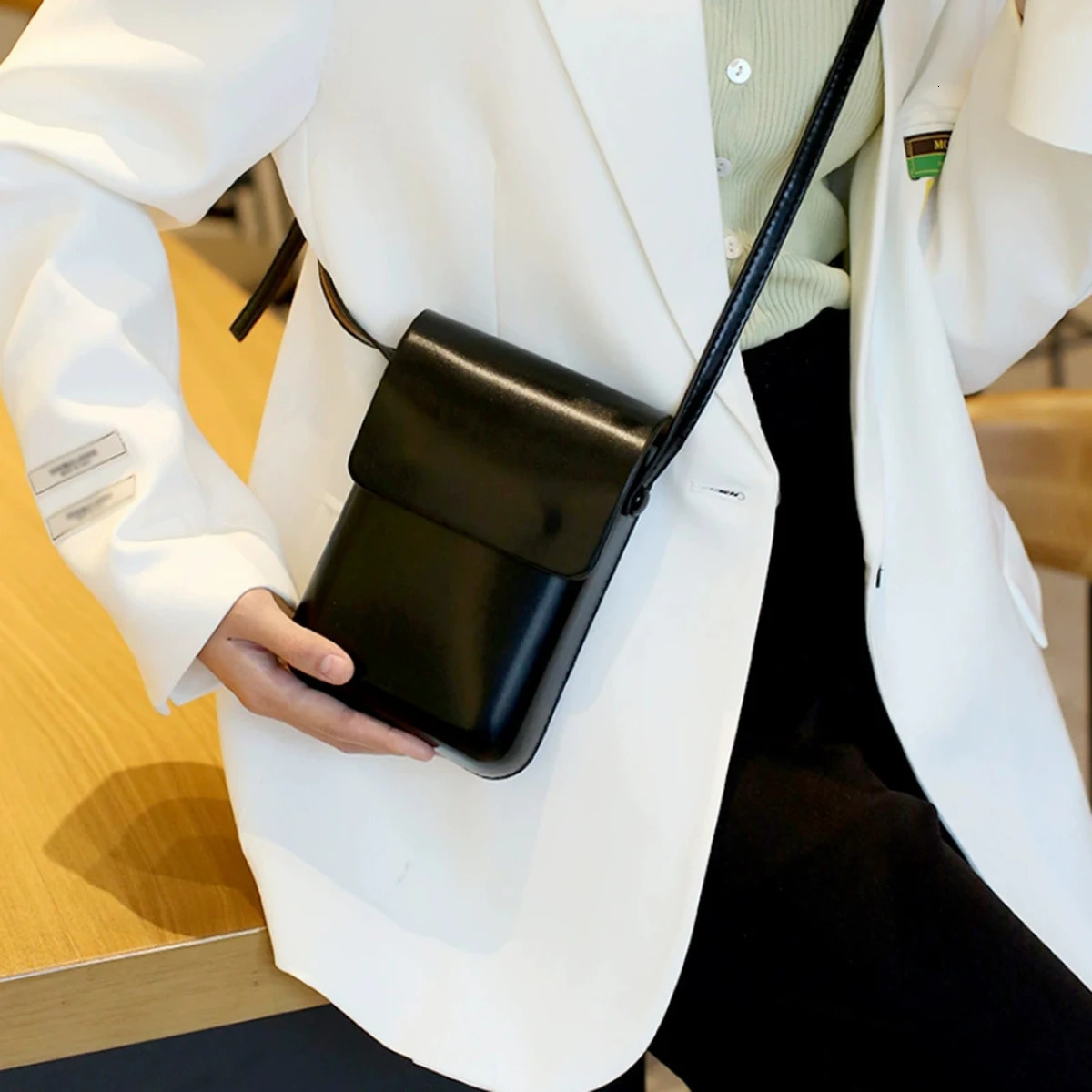 Versatile vertical Japanese and Korean simple flip phone bag commuting PU leather crossbody square singleshoulder 260208