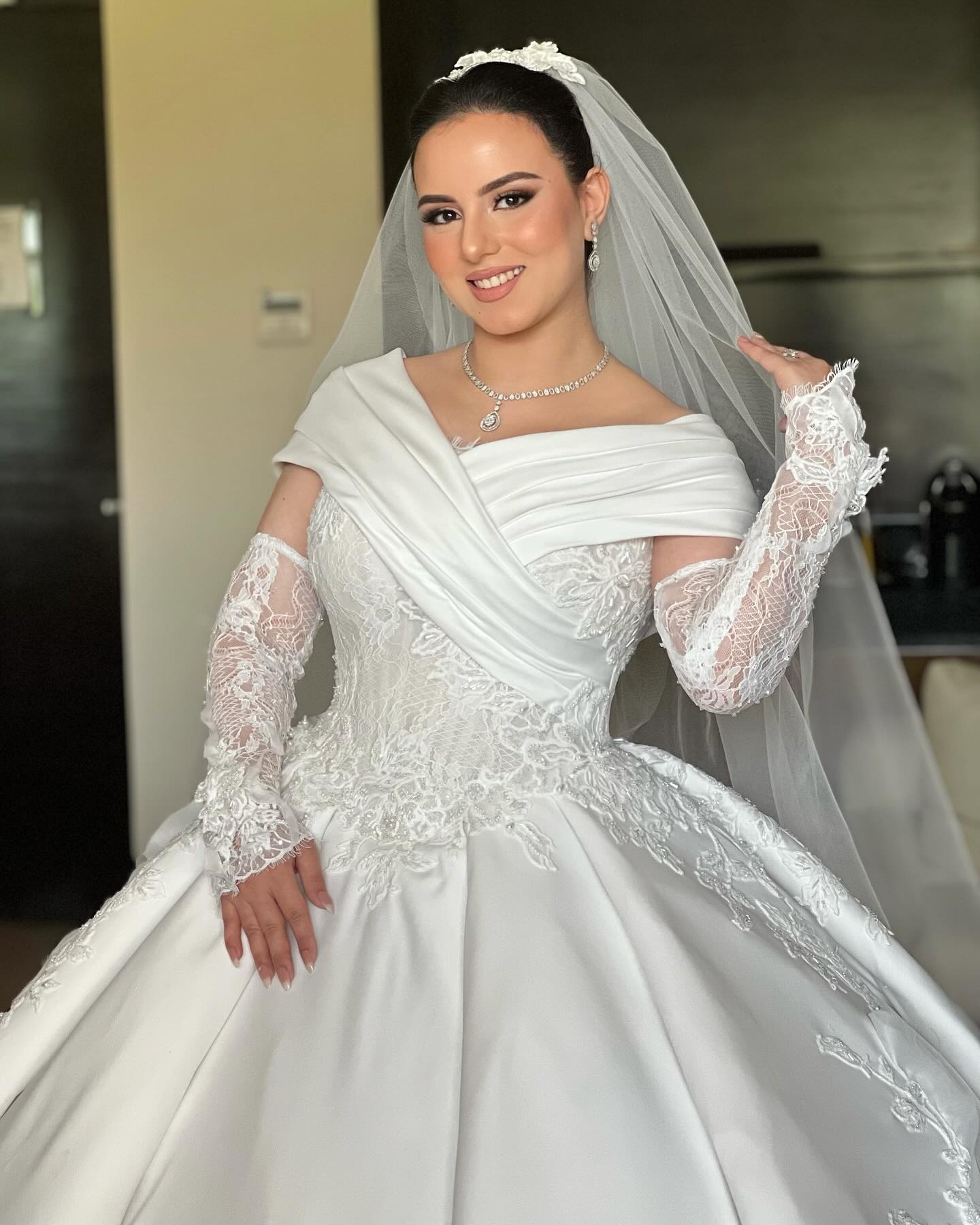 Graceful Boat Neck Wedding Dresses Appliques Pearls Bridal Gowns A Line Princess Sleeveless Customized Vestidos De Novia Plus Size