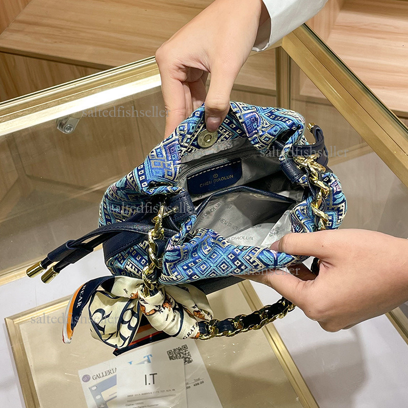2026 New Luxury Ethnic Style Women's Zhuang Brocade Handbag Fashion Butterfly Texture Shoulder Crossbody Bag Versatile Premium Commuter Bucket Ba
