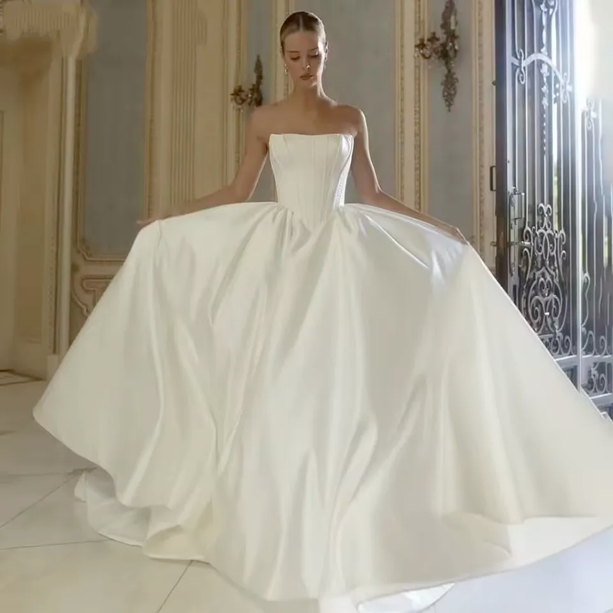 2026 Designer Minimalist Ivory Satin Wedding Dress Drop Basque Waist Puffy Skirt Boho Bridal Gowns Sexy Strapless Sweep Train Bride Ceremony Robe De M