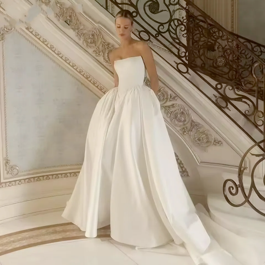 2026 Designer Minimalist Ivory Satin Wedding Dress Drop Basque Waist Puffy Skirt Boho Bridal Gowns Sexy Strapless Sweep Train Bride Ceremony Robe De M