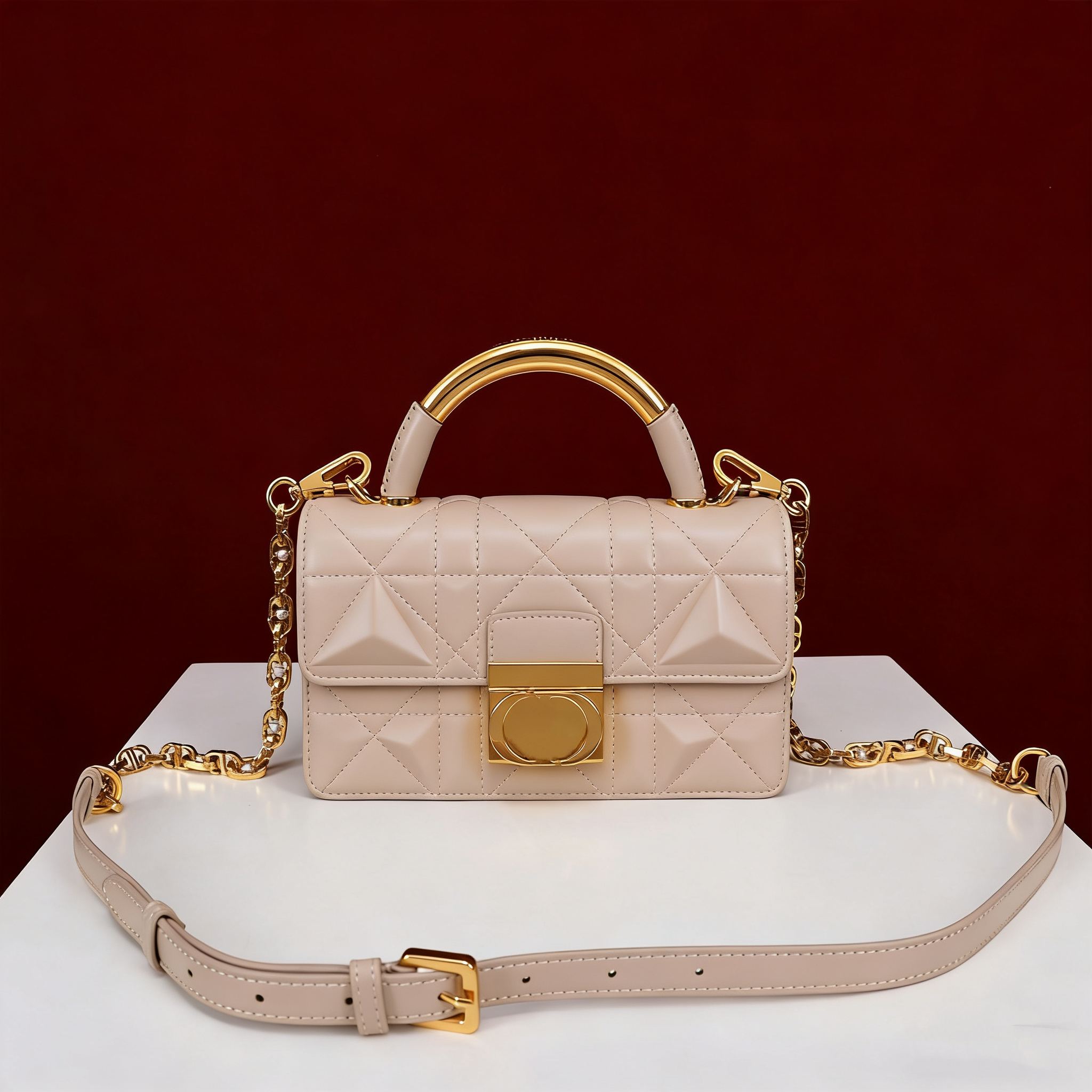 Master quality ss585 handbag is crafted from fine cowhide leather and features a triangular lining, allowing it to hold a variety of everyday essentials.