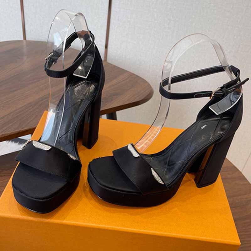 26ss Designer Womens Swing Platform Sandal Luxury Diamond Flowers Buckle Strap Waterproof Platform Pumps Elegant Style