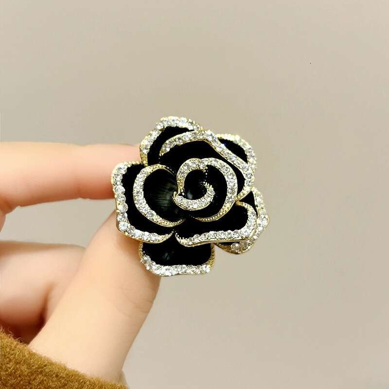 Elegant Camellia Design Sense Niche Brooch Style High-end Luxurious Temperament Suit Pin Accessory