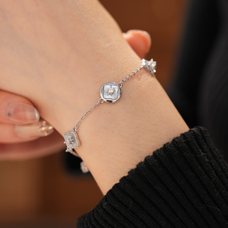 18K real gold plated bracelet with zircon mother-of-pearl round flower design, high-end luxury bracelet, stylish and elegant jewelry - view 3