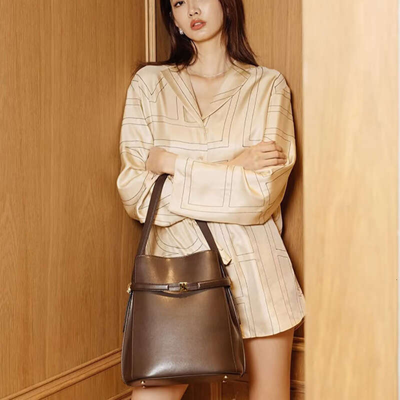 Luxury Shoulder Bags Famous Brand New Large Capacity Single Genuine Leather Bucket Light High End Simple Niche Summer Wide Strap Crossbody Bag SENYY