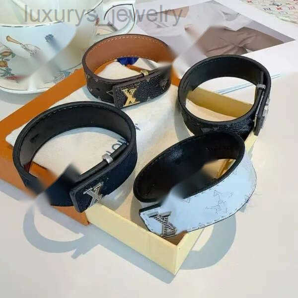 Bracelets designer Classic Monogram Leather Cuff Bracelet for Men and Women High-Quality Fashion in Multiple ColorsPlaid L Design Engraved V Letter good 66