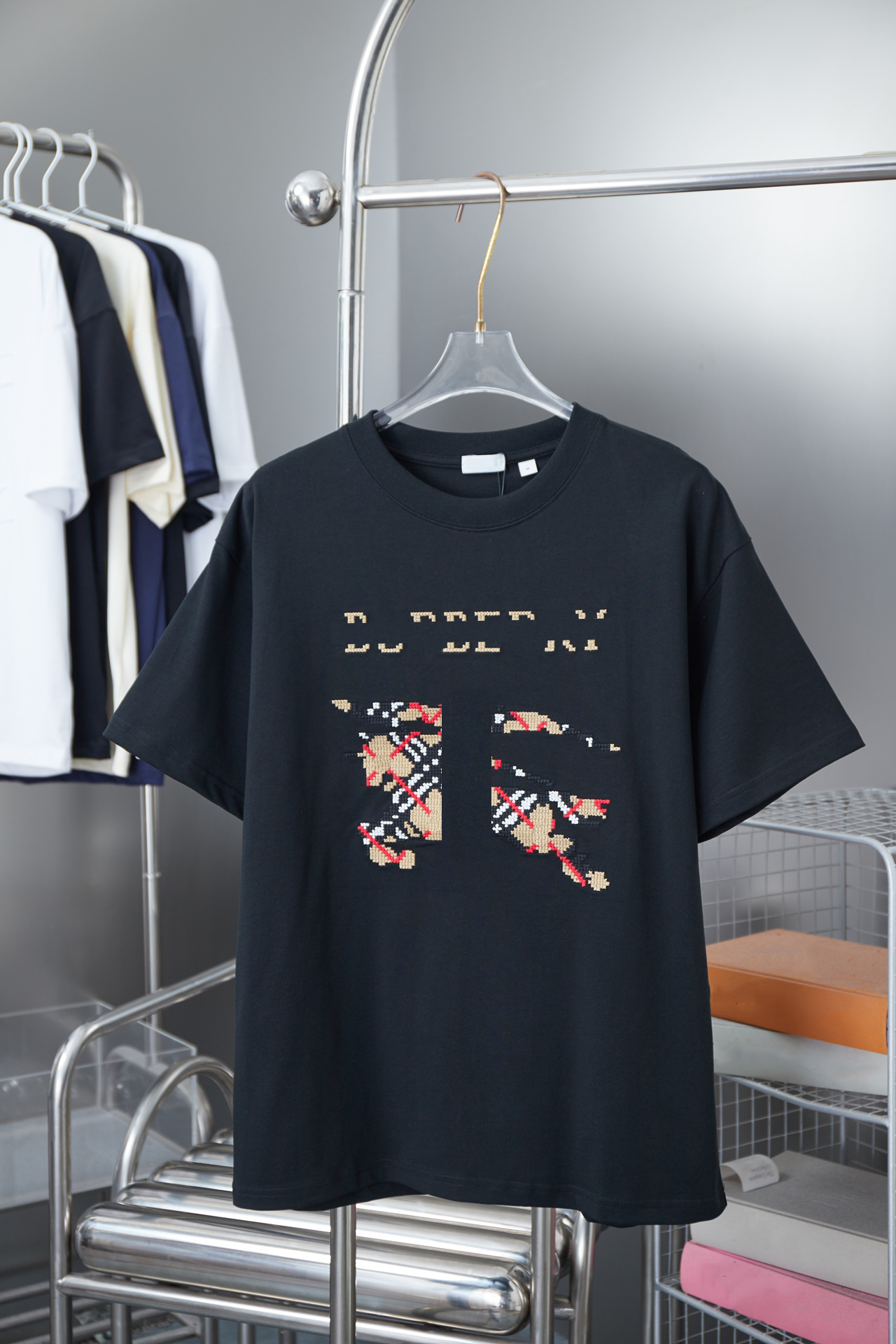 Mens Designer T Shirt For Mens Womens T shirt 2026 American Summer Fashion Popular Casual Letter Tee Tops Round Neck Short Sleeve Tees 01