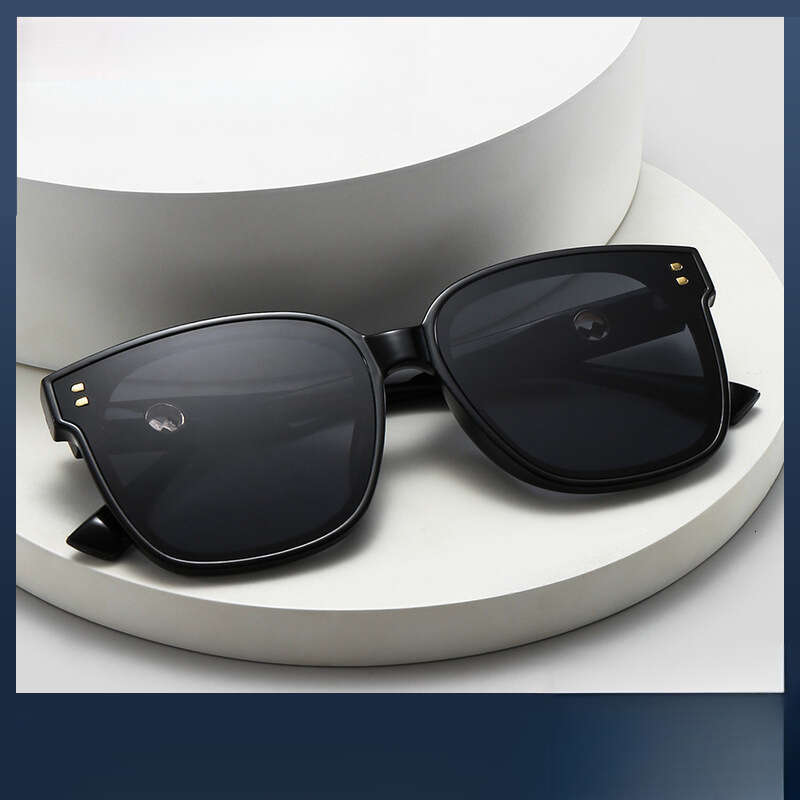 Retro lightweight sunglasses Ultraviolet protection function Suitable for beach trips and parties