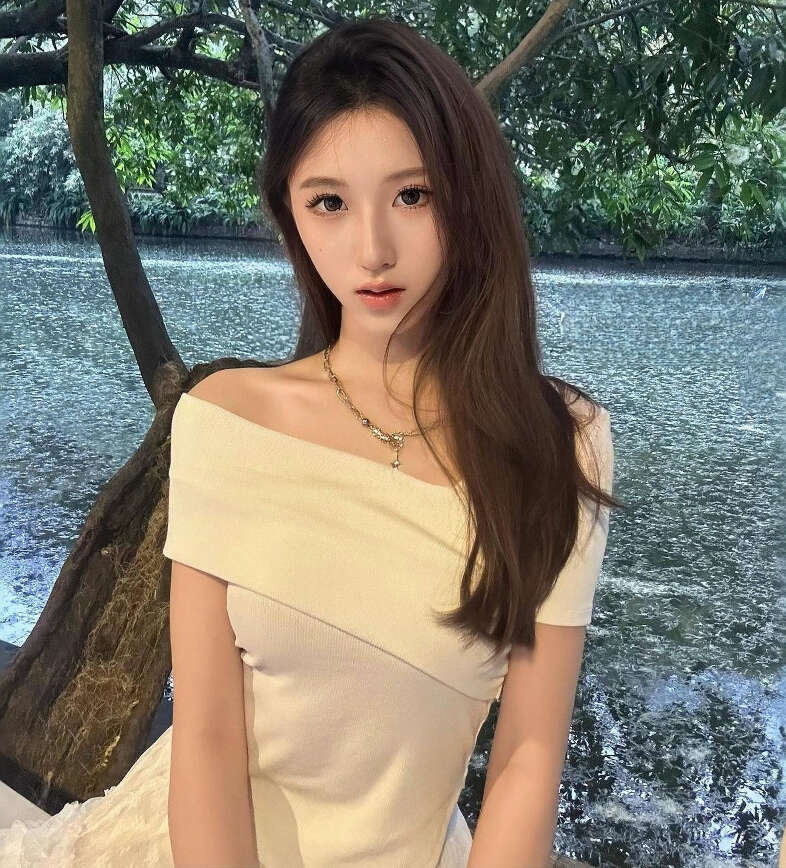 2026 Summer New French Style Elegant Pure Desire Multi functional Off Shoulder Short Sleeve Thin Knitted Slimming Top