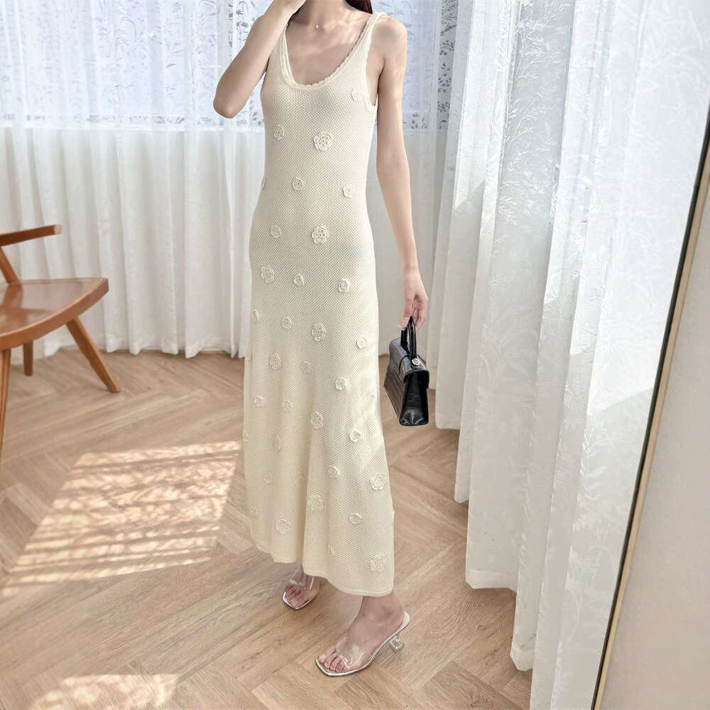 2026 spring/summer French style small fragrance three-dimensional flower crochet hook hollow knitted backless suspender dress for women