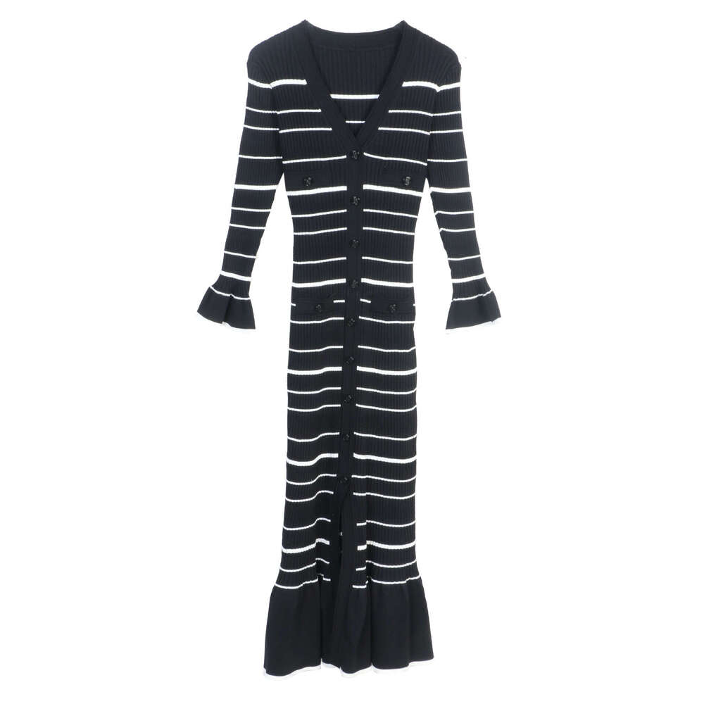 2026 designer French black and white striped V-neck pleated flared sleeves knitted elegant long skirt women's clothing