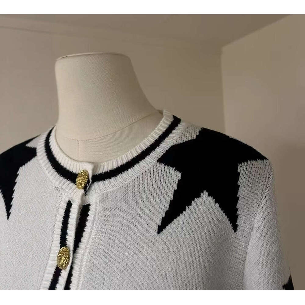 2026 autumn and winter new style elegant color block knitted women's high-end anti-aging cardigan