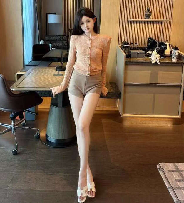 Designer style metal buckle hollow knit women's cardigan 2026 autumn new slim fit high-end jacket