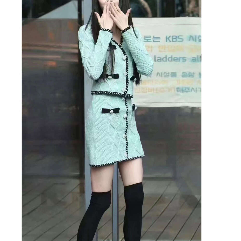 2026 Autumn/Winter New Celebrity Style High end Style Knitted Top Skirt Two piece Set Women's Wear
